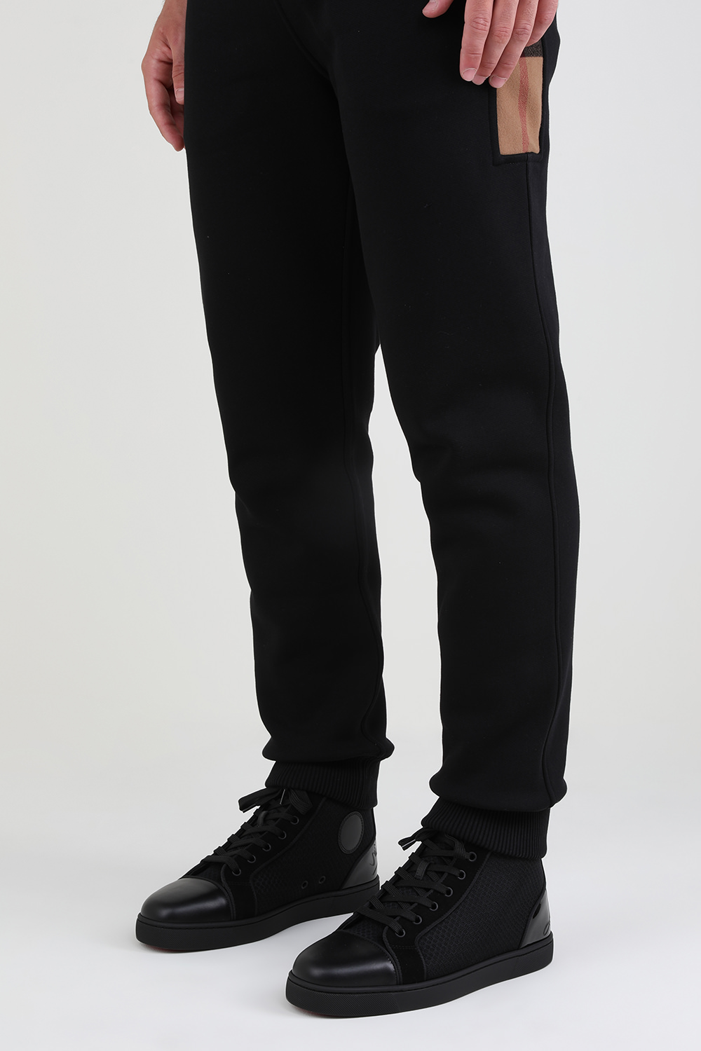 תמונת כל הלוק של סניקרס פאן לואיס גבוהות מעור